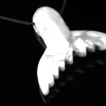 Howlite pendant – Dolphin tail